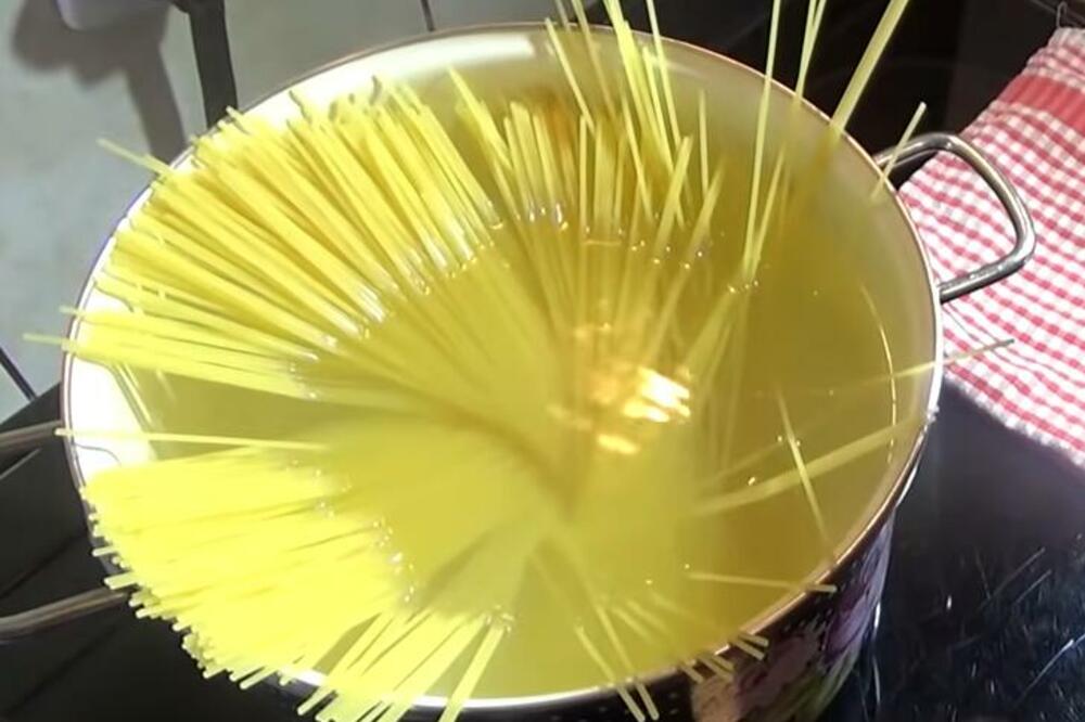 DOMAĆICE, OVU GREŠKU PRAVITE I TESTENINA VAM UVEK BUDE BLJUTAVA: Postoji samo 1 ISPRAVAN NAČIN kuvanja, evo i koji