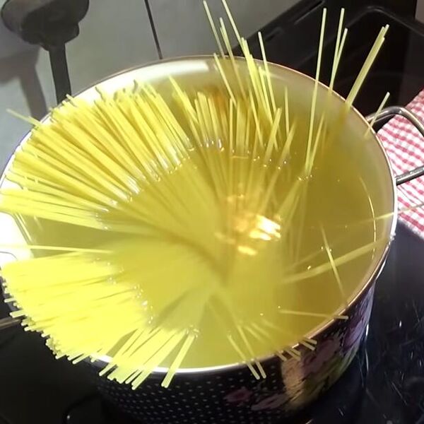 OVU SITNICU SVI IMAMO U KUĆI, A POMOĆI ĆE NAM DA OCEDIMO VODU IZ ŠERPE: Nije vam potrebna CEDILJKA, savršen trik