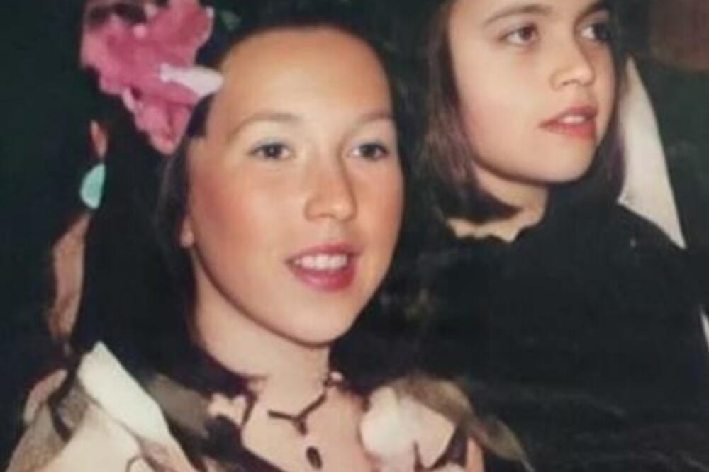 DEVOJČICA SA FOTKE JE NAŠA POZNATA SRPKINJA: Da li je PREPOZNAJETE, nikada nećete POGODITI o kome je REČ (FOTO)