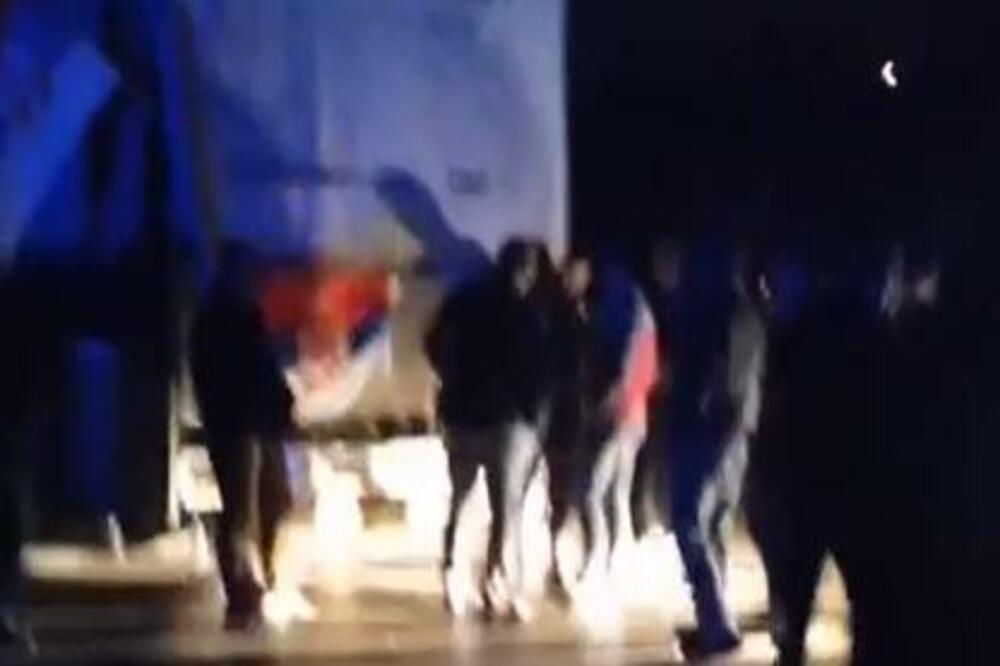 BLOKIRAN I ADMINISTRATIVNI PRELAZ MERDARE: Saobraćaj se ne odvija ni sa jedne strane (VIDEO)