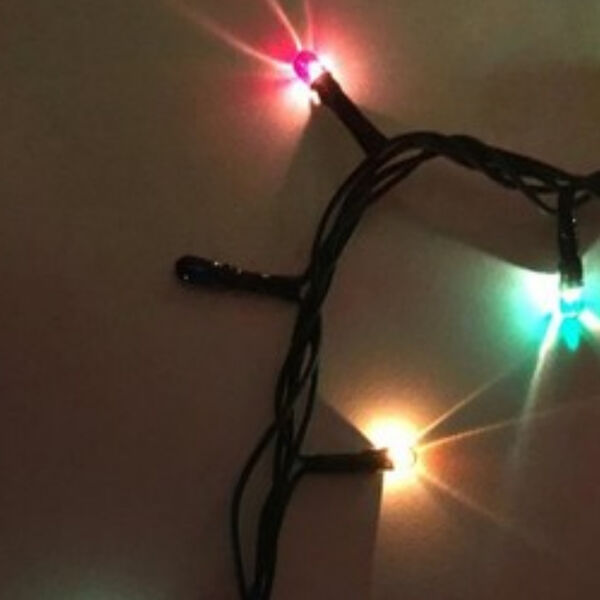 Novogodišnje lampice mogu biti kobne ako ovo ne uradite pravilno: Niste ni svesni rizika, električar sve objasnio