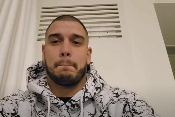 DEJAN DRAGOJEVIĆ JAVNO OBJAVIO DEO TELA SVOJE DEVOJKE: Jasno se vidi o čemu se radi, ZELENO JE