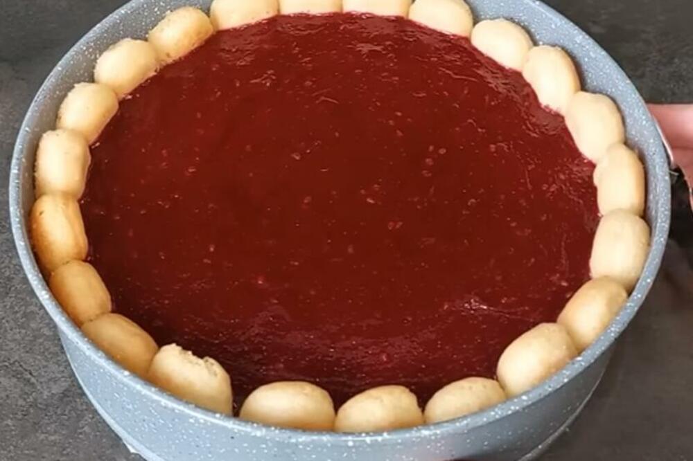 OSVEŽAVAJUĆA NOVOGODIŠNJA TORTA SA PIŠKOTAMA: Prijaće vam posle teške hrane (VIDEO)