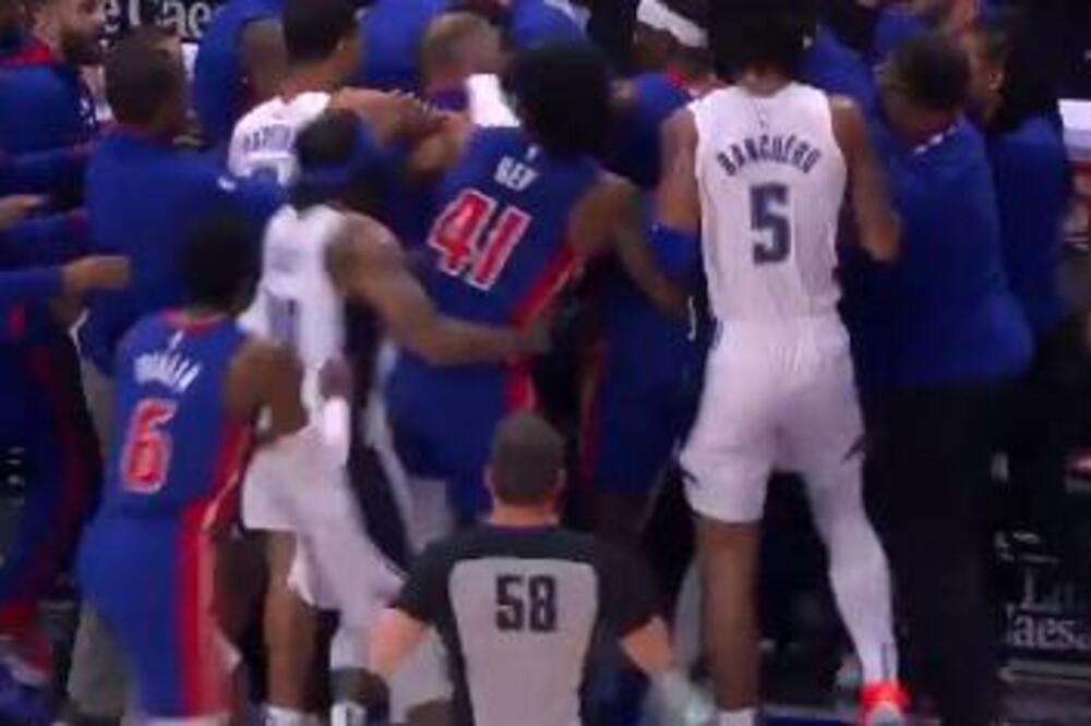 VELIKA TUČA U NBA LIGI: Igrači se nisu štedeli, jedan košarkaš je bio i nokutiran sa leđa! (VIDEO)
