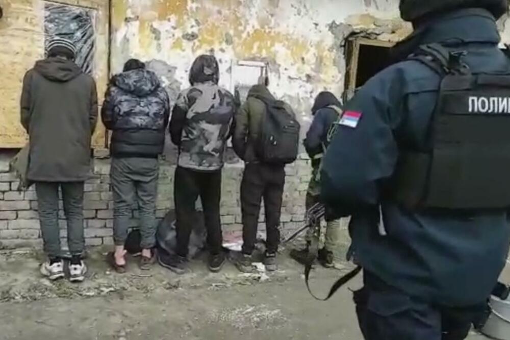 PRONAĐENA 43 NELEGALNA MIGRANTA, NAĐENE OPASNE STVARI: Akcija policije na području Kanjiže i Novih Kneževaca