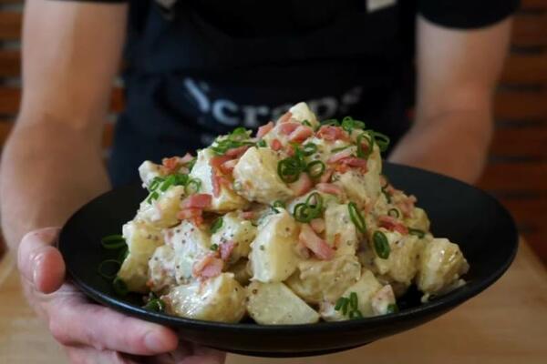 PROFESIONALNI KUVAR OTKRIO NAJBOLJI RECEPT ZA PRAZNIČNU KROMPIR SALATU: Totalno se razlikuje od SRPSKE! (VIDEO)