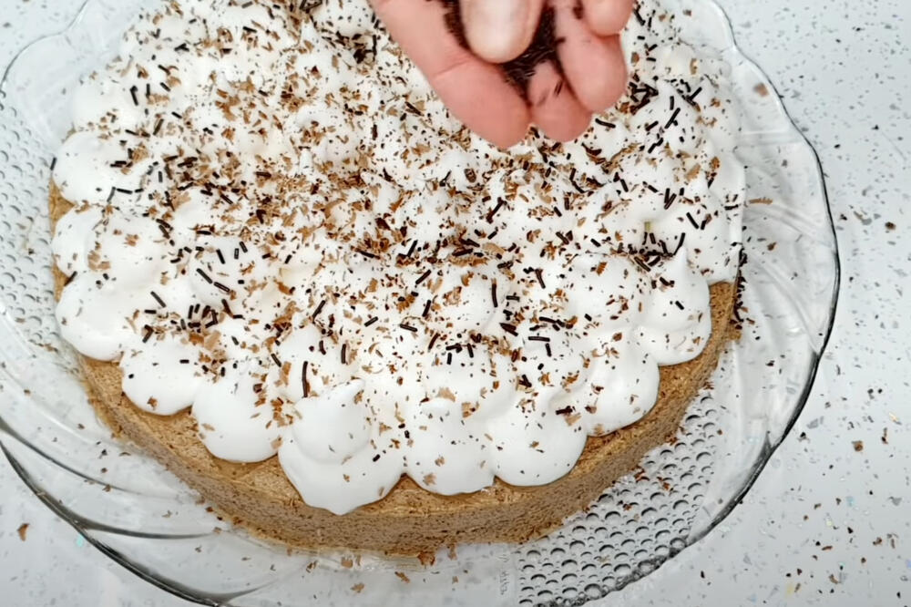 LAGANA BOŽIĆNA TORTA IDEALNA POSLE PEČENJA: Ima samo PAR SASTOJKA, pravi se VEOMA LAKO (RECEPT)