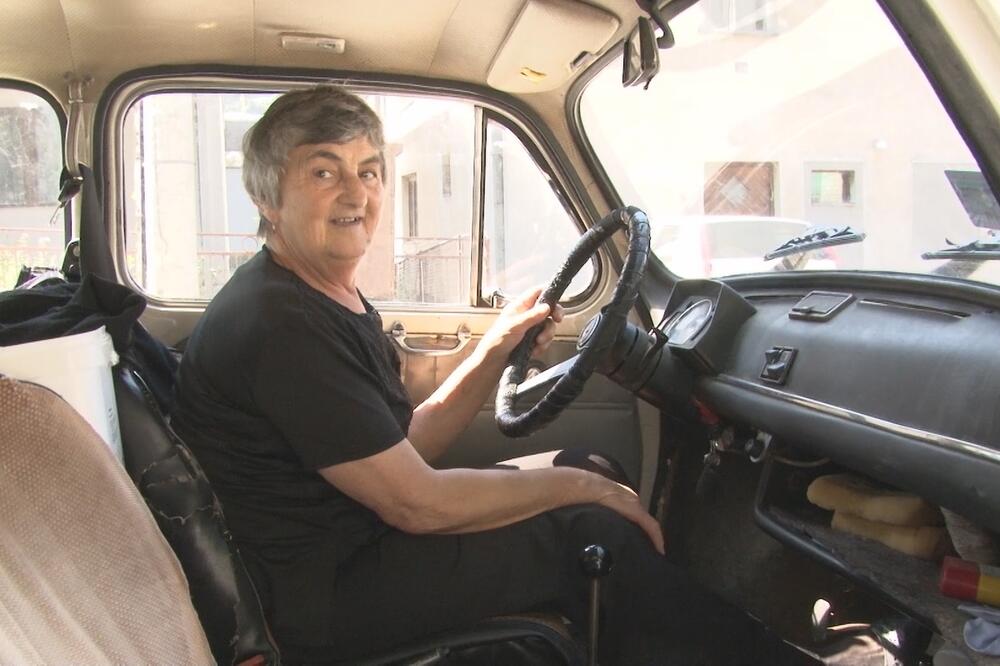 BAKA STOJANA SE 40 GODINA NIJE ODVOJILA OD NJEGA: Ne bi ga dala ni za kakve para, POGLEDAJTE ŠTA VOZI (FOTO)