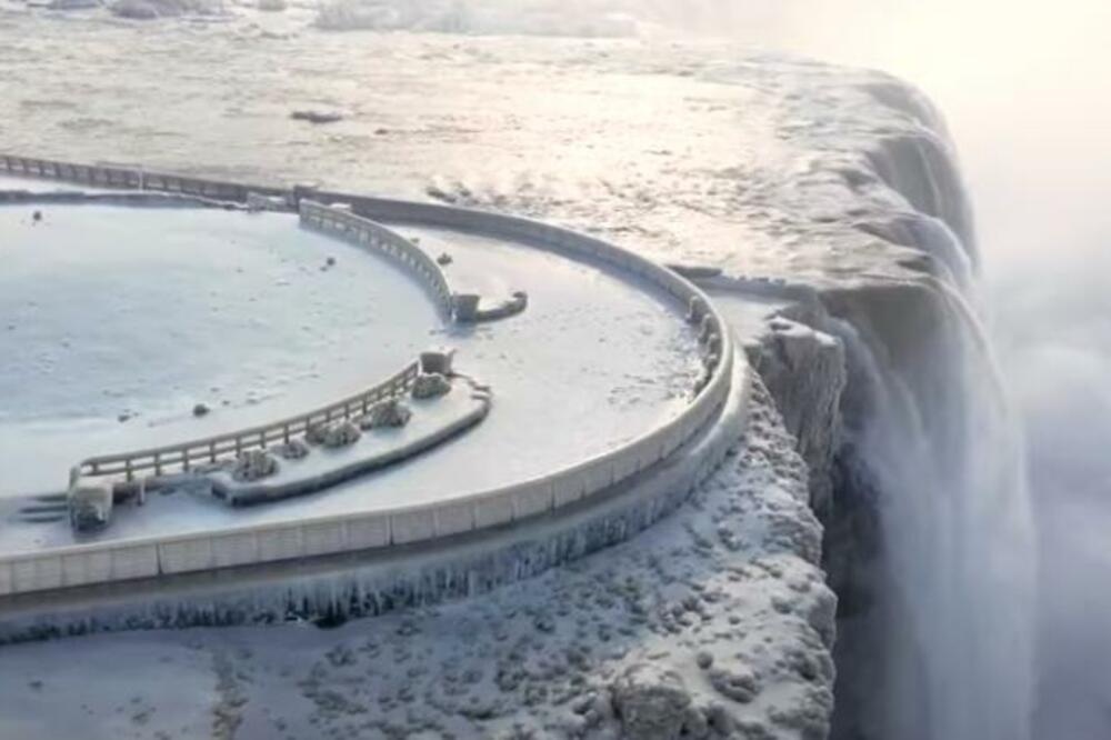 ZALEĐENI I NIJAGARINI VODOPADI: Snažna zimska oluja pogodila Kanadu, kuće potpuno prekrivene LEDOM!