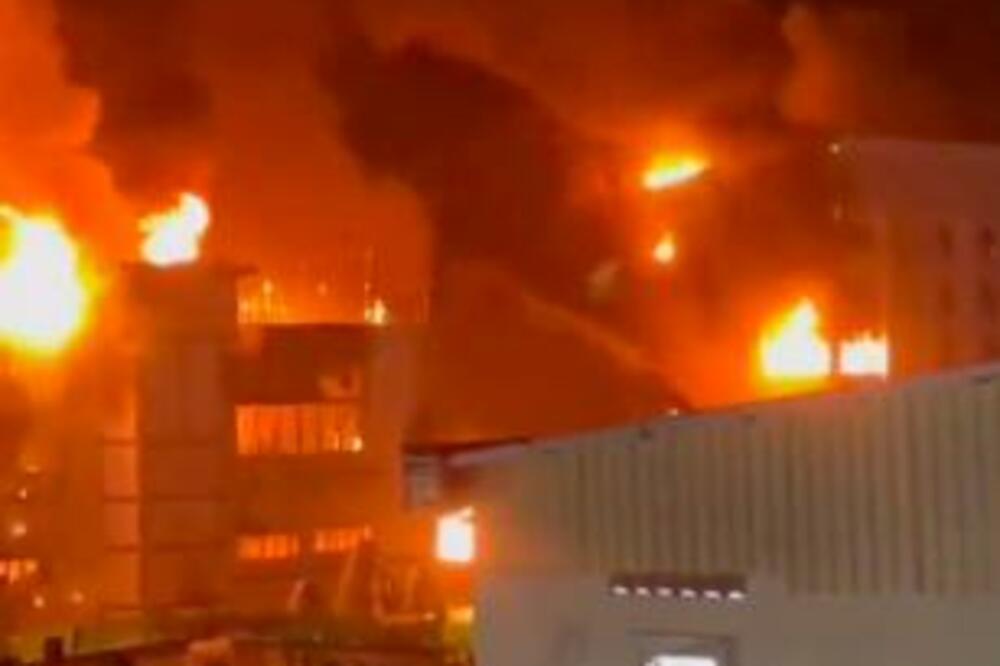 GORI RUSKI HOTEL: Vatra bukti, PLAMEN se proširio na 30 metara kvadratnih, na terenu 25 vatrogasaca!
