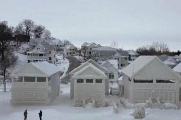 NEVEROVATNI PRIZORI IZ KANADE: Kuće OKOVANE LEDOM, talasi udarali o zidove! (VIDEO)