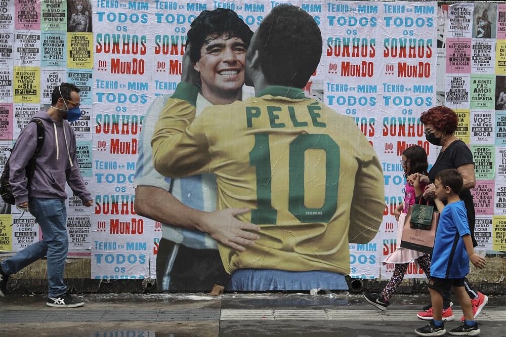 KO JE VEĆI, PELE ILI MARADONA? El Pibe nije imao dilemu - navijači mahom dele snimak koji seća na dvojicu VELIKANA