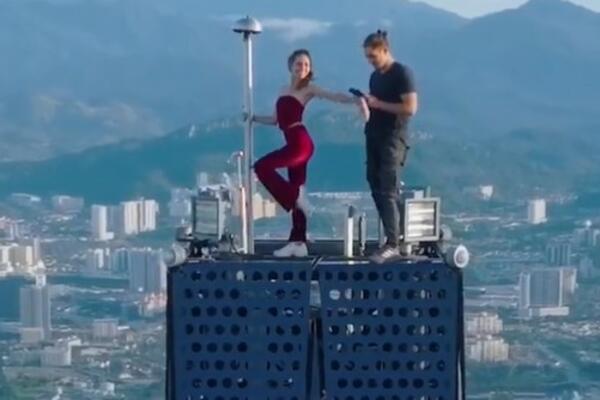 RUSKI PAR SE POPEO NA DRUGU NAJVIŠU ZGRADU NA SVETU: Snimili se na 687m, malezijske vlasti im PRETE (VIDEO)