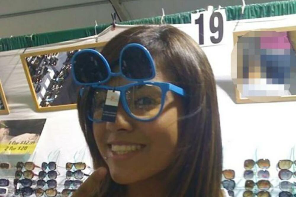 ŠTA RADIŠ BRE TO, ČIČA: Napravila je selfi, a na ogledalu iza on je radio NEŠTO ODVRATNO (FOTO)