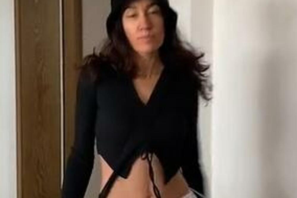 OBUKLA MAMU U SVOJU ODEĆU: Reakcije su bile neverovatne, kažu da izgleda BOLJE OD NJE, trbušnjaci u poznim godinama