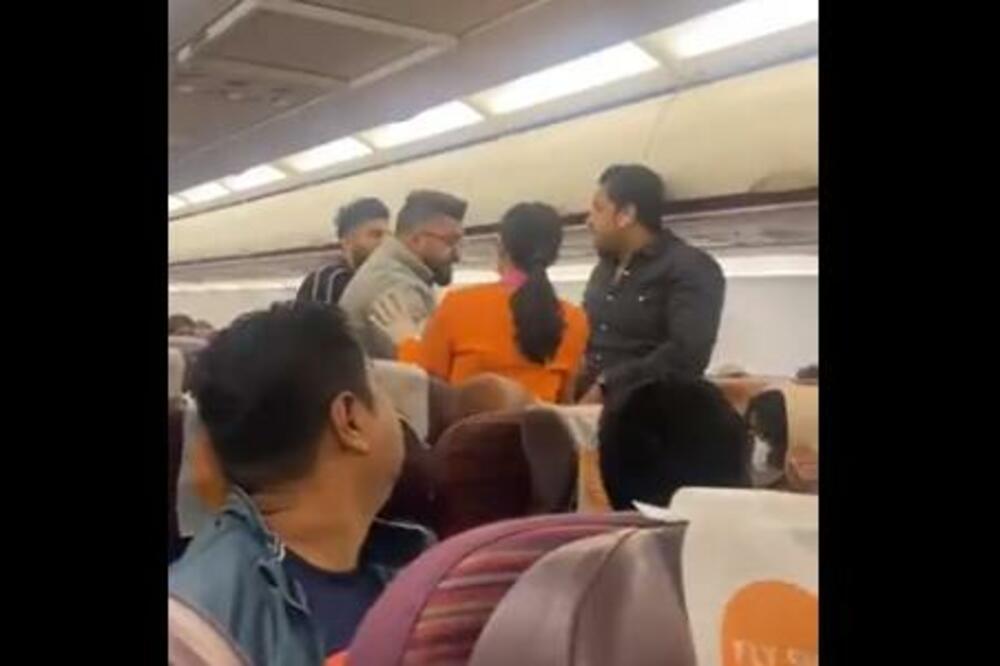 OPŠTA LUDNICA U AVIONU: Putnici se POTUKLI, pesnice SEVALE NA SVE STRANE, svi skočili na NJEGA (VIDEO)