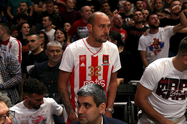 BORJAN BODRI KOŠARKAŠE ZVEZDE: Kapiten fudbalera u "Pioniru", u dresu centra crveno-belih! (FOTO)