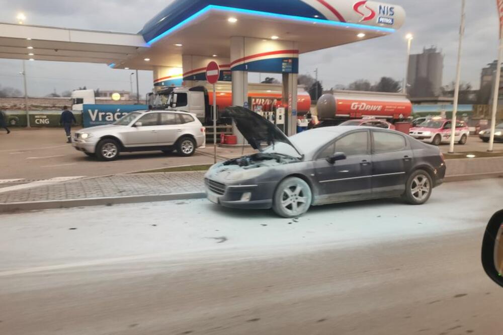 ZAPALIO SE AUTO U ČAČKU: Radnici benzinske pumpe odmah istrčali sa protivpožarnim aparatima (FOTO)