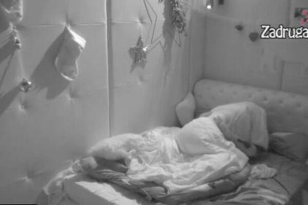 ŽESTOKA AKCIJA U ZADRUZI: Car držao Aleksandru da ne SKAČE DO PLAFONA! PRAZNIČNO VESELJE na maksimum VIDEO