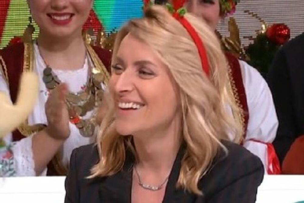 U OVOJ SKROMNOJ KUĆI ŽIVI ANĐELKA PRPIĆ: Tu provodi SVAKI DAN, evo šta joj se nalazi U DNEVNOJ SOBI (FOTO)