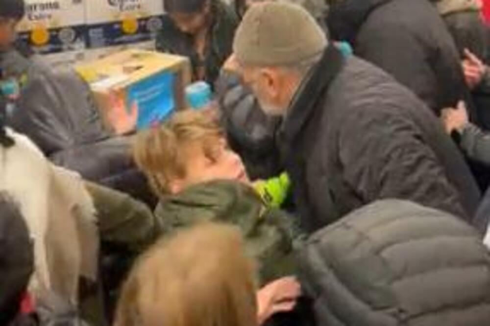 OPŠTI HAOS U PRODAVNICI: Guraju se i stari i mladi, OTIMAČINA NA SVE STRANE - sve zbog jednog PROIZVODA! (VIDEO)