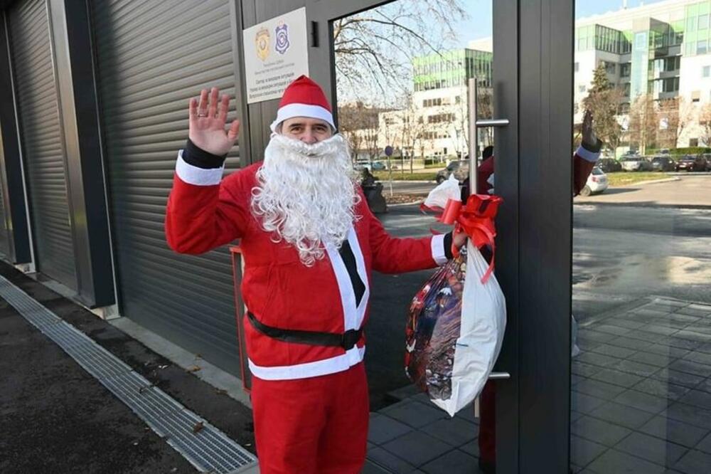 MUP OBEZBEDIO DEDA MRAZU IRVASE KOJE JE IZGUBIO: Dobio udoban prevoz da deci podeli paketiće na vreme! (VIDEO)