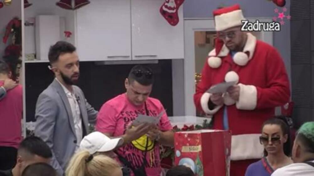 Bebica čita poruku porodice