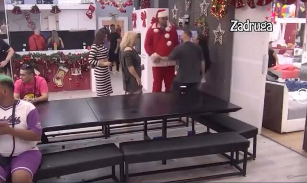 Marko Janjušević Janjuš u 'Zadruzi', obučen u odelo Deda Mraza