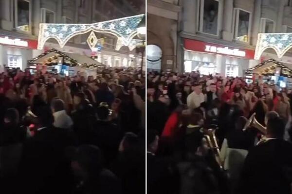 REPRIZA NOVE GODINE I LUDA ATMOSFERA U CENTRU BEOGRADA: Građani ZAIGRALI veliko kolo, TRUBAČI NA SVE STRANE! VIDEO