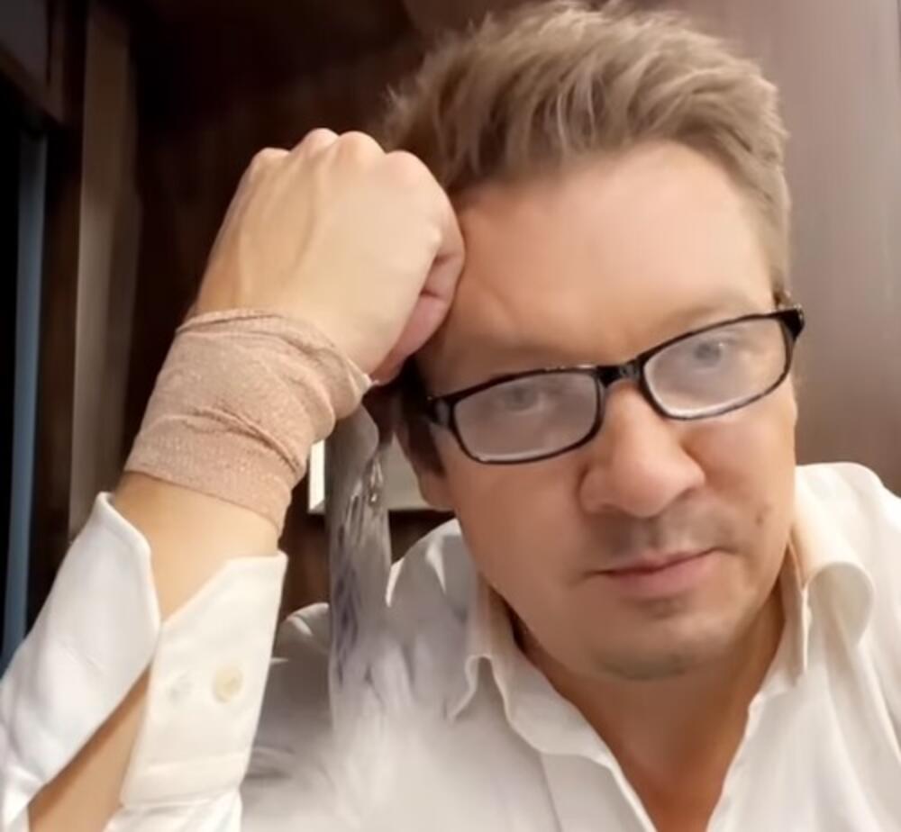 Džeremi Rener  je povređen dok je spašavao nećaka