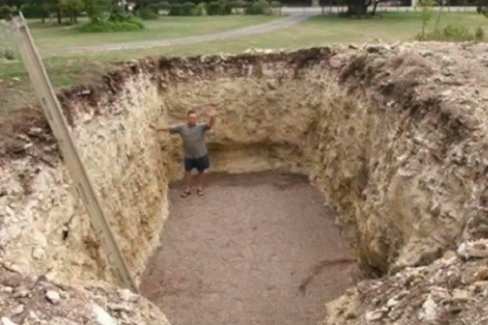 REKLI SU MU DA JE LUD ŠTO JE ISKOPAO RUPU U DVORIŠTU: Kad su videli šta je napravio - PUKLI SU OD LJUBOMORE (VIDEO)