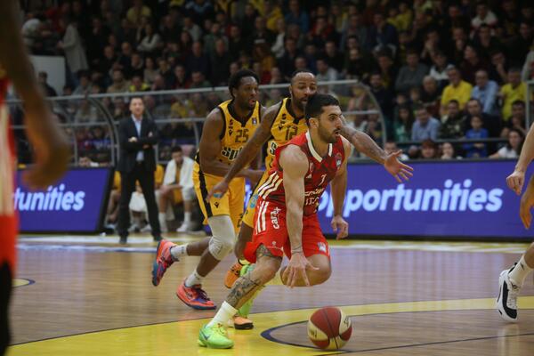 KVALITETNO DRUGO POLUVREME: Zvezda slomila borbeni Split iako je imala mnogo izgubljenih lopti! (FOTO)