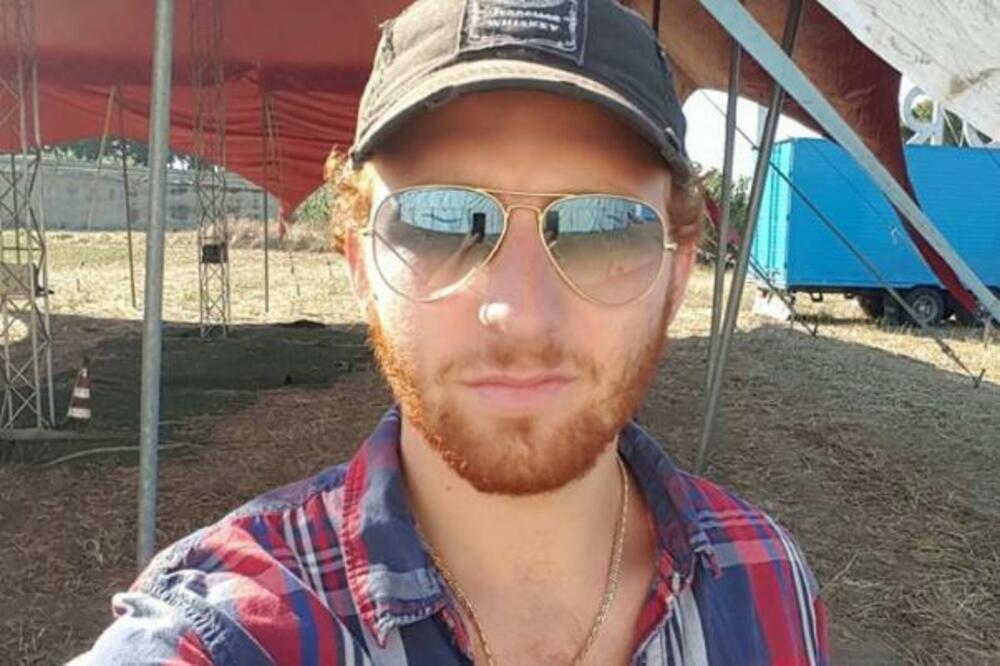 IVANA ZVER UHVATILA ZA VRAT, JEDVA IZVUKAO ŽIVU GLAVU: Napad tigra zabeležile kamere (VIDEO)