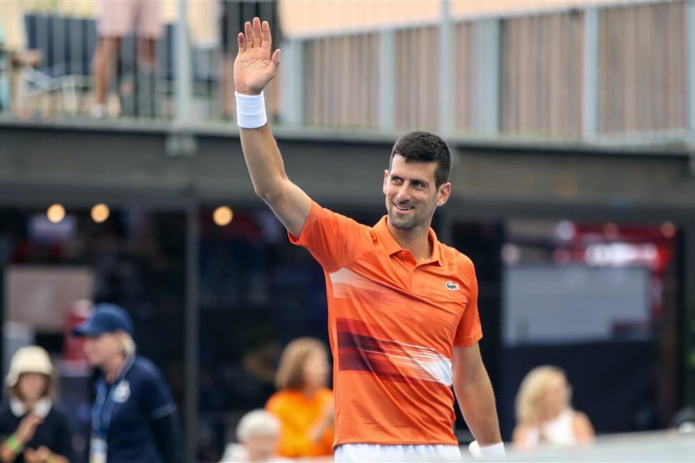 DA LI JE OVO NAJBOLJI SELFI SA ĐOKOVIĆEM? Dvojica navijača se snašla za sliku sa Novakom! (FOTO)