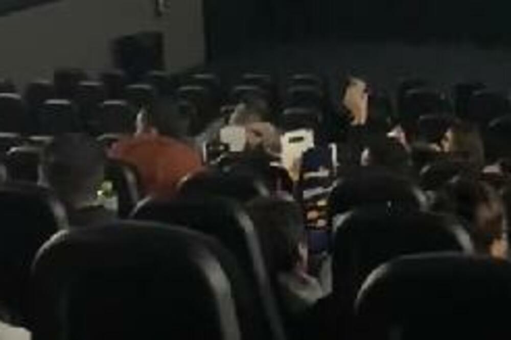 BRUKA U BIOSKOPU: Žena gledala šta MLADI PAR radi PRED SVIMA, film morao da SE PREKINE (VIDEO)