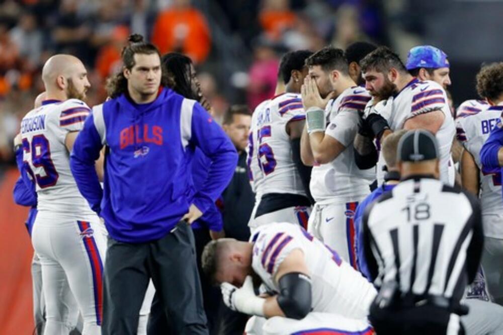 DOŽIVEO SRČANI POSLE UDARCA U GRUDI: NFL igrač u KRITIČNOM stanju, navijači oba tima se mole za njega! (VIDEO)