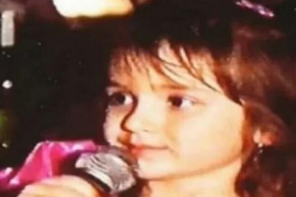 DANAS JE JEDNA OD NAJATRAKTIVNIJIH SRPSKIH PEVAČICA I SVE JOJ PESME ZNATE: Da li prepoznajete ko je na fotografiji?