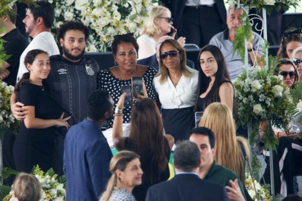 REKA LJUDI ISPRED STADIONA SANTOSA: Čekaju satima da odaju poštu svom fudbalskom Bogu Peleu! (VIDEO)