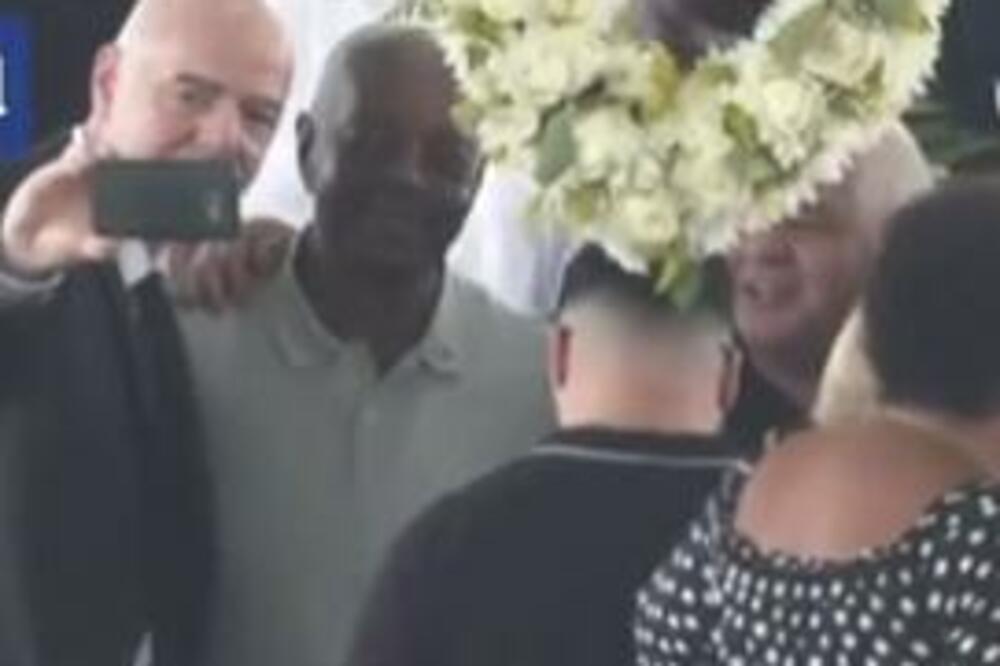 ZAR NI TU NIJE MOGAO DA ODOLI? Brazilci u ŠOKU, predsednik FIFA napravio selfi kraj Peleovog kovčega! (FOTO)