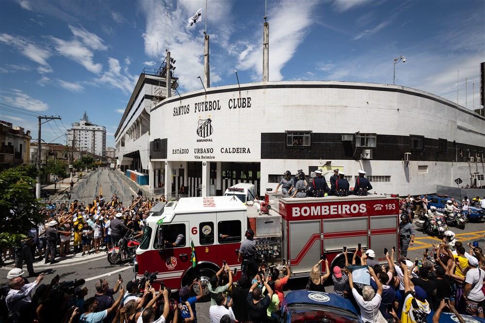 PELEOV KOVČEG NA VATROGASNOM VOZILU... U toku povorka kroz Santos (VIDEO)