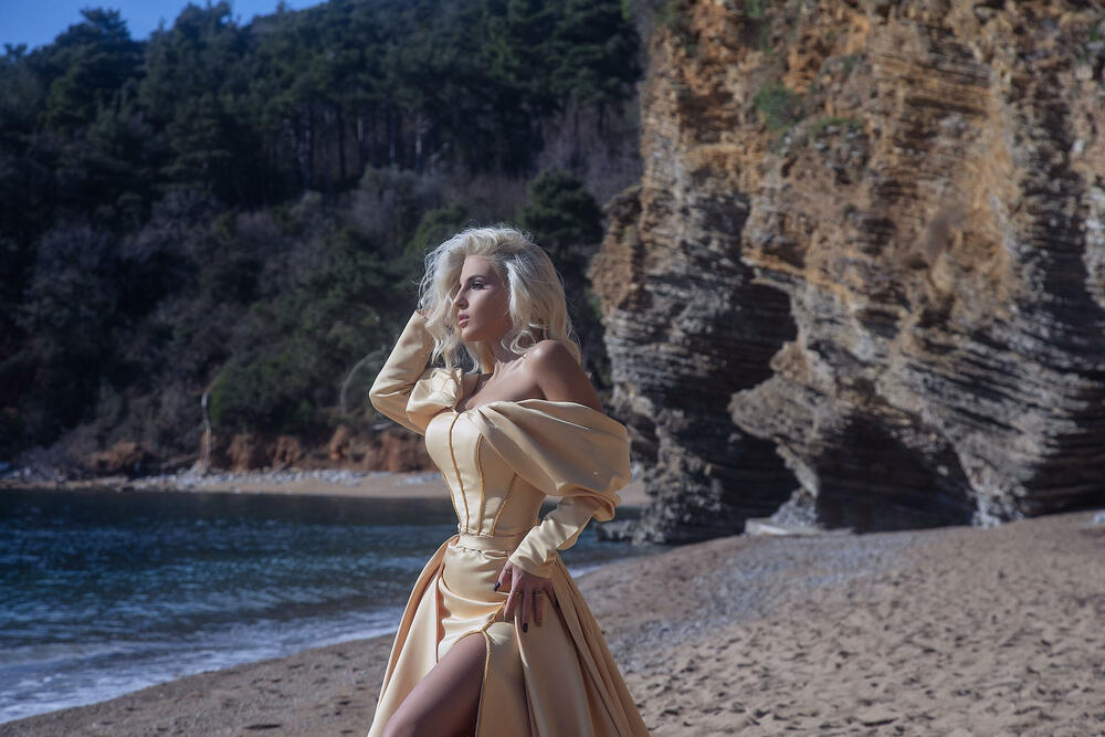 Sara Reljić na plaži