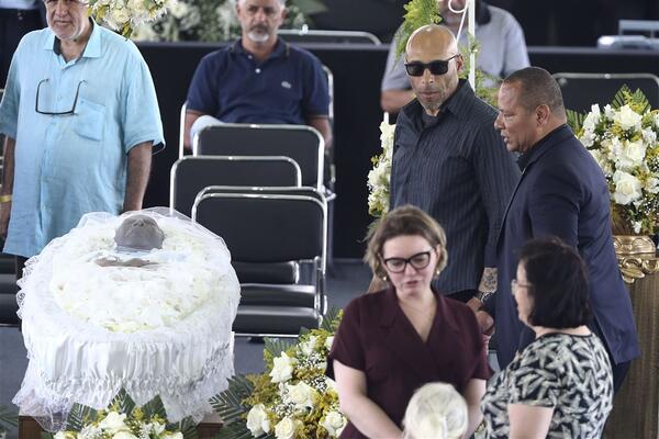 NA ŽURKE JE MOGAO, A NA SAHRANU NE!? Nejmar na UDARU Brazilaca jer nije došao na poslednji ispraćaj Pelea (FOTO)