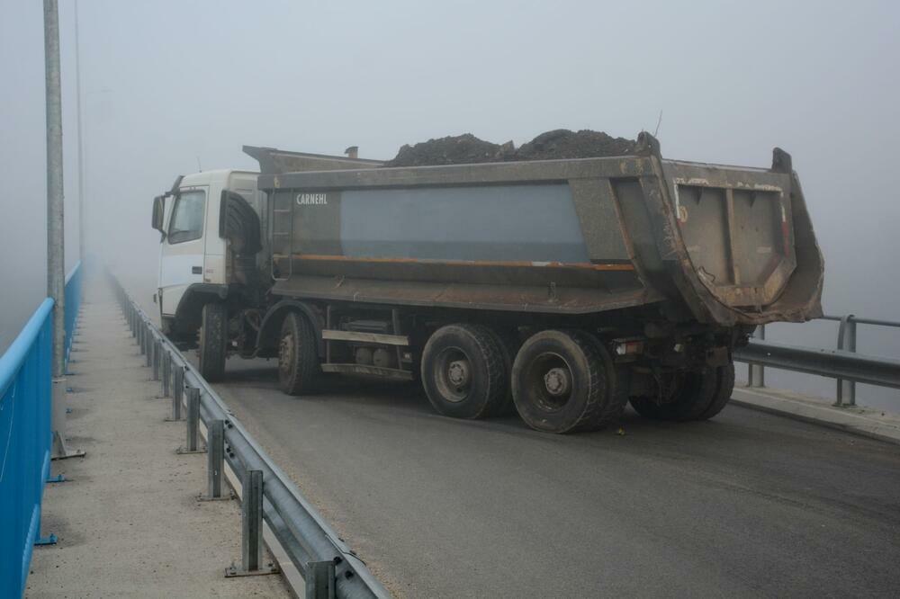 UKLONJENA POSLEDNJA BARIKADA NA KiM: Kamioni kod Dudinog Krša odblokirali put