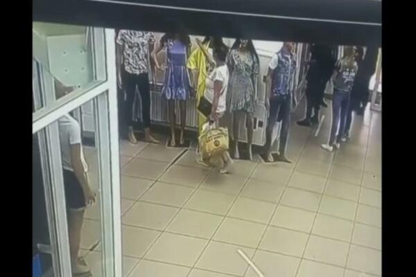 ŽENA UPALA U BUTIK I KRENULA DA SKIDA LUTKU: Ljudi ne veruju šta GLEDAJU NA SNIMKU (VIDEO)