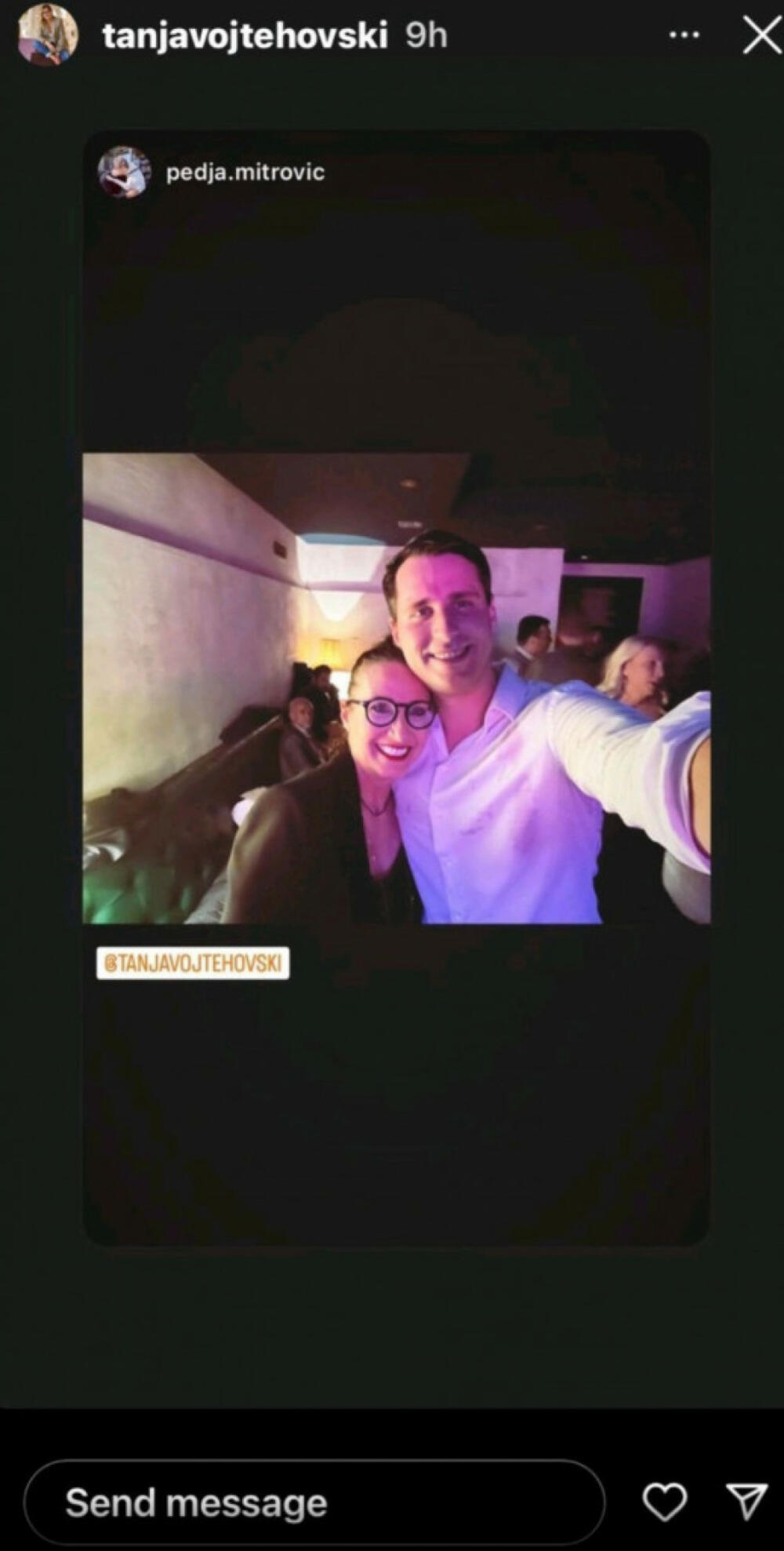 Tanja Vojtehovski u zagrljaju srpskog političara SSP-a