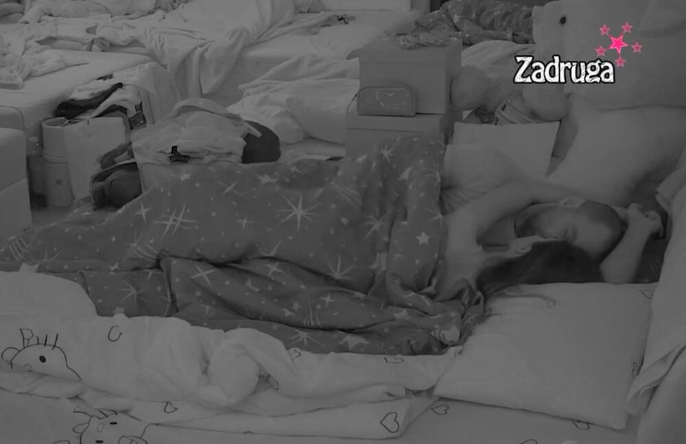 Anđela Đuričić i Zvezdan Slavnić se zadovoljavaju ispod jorgana