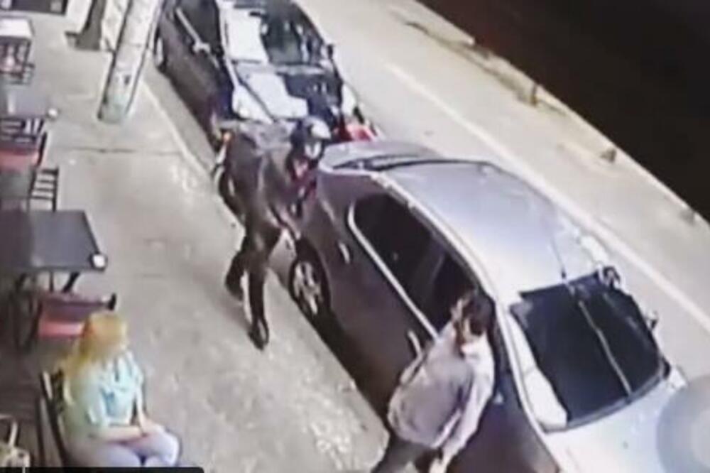 RAZBOJNIK IZREŠETAN U PAR SEKUNDI, NASEO NA OPAKI TRIK ŽRTVE: Isplivao uznemirujući snimak “ULIČNE PRAVDE” (VIDEO)