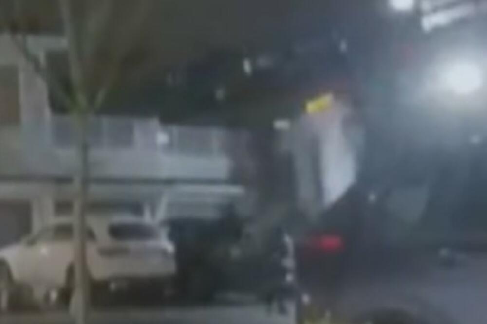 UKRAO AUTO, PA SLETEO SA PUTA: Za Novu godinu "LETEO" 6 METARA i pao u tuđe dvorište, zamalo UDARIO čoveka (VIDEO)