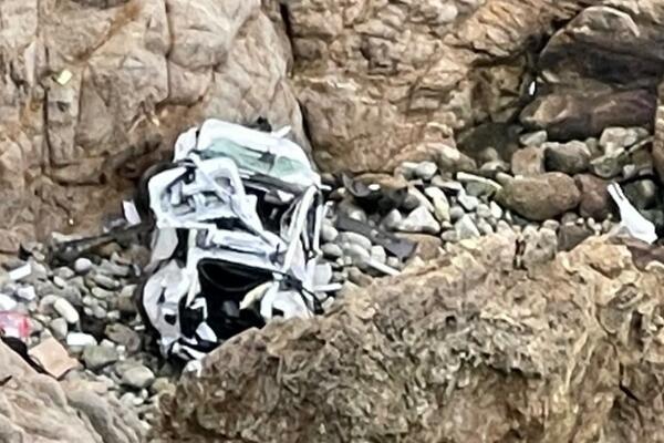 DOKTOR SMESTIO ŽENU I DECU U KOLA, PA IH SURVAO U PROVALIJU: Prizor nesreće je više nego JEZIV (VIDEO)