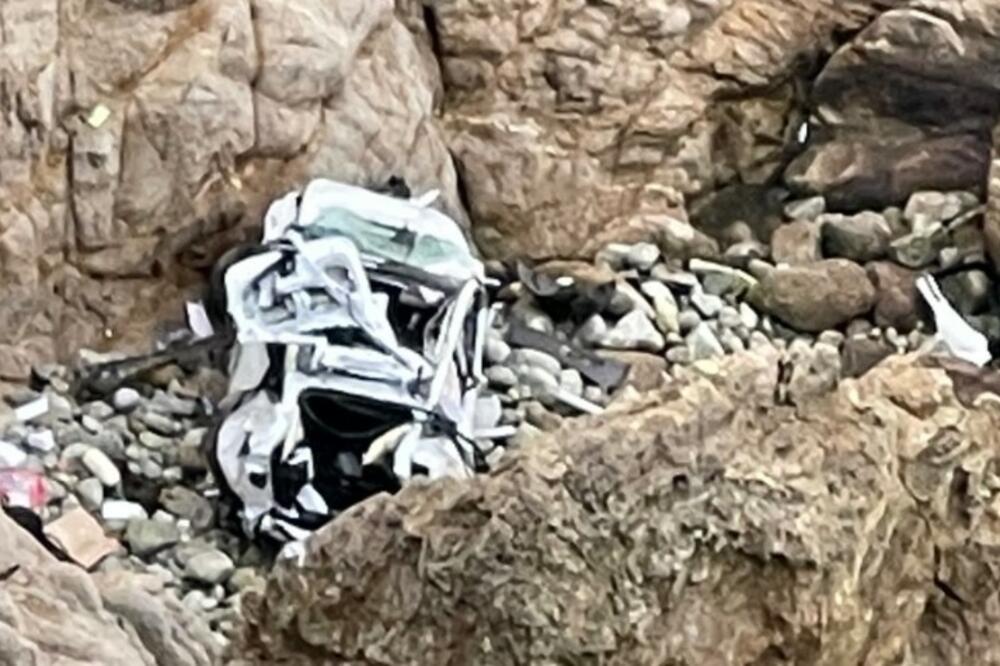 DOKTOR SMESTIO ŽENU I DECU U KOLA, PA IH SURVAO U PROVALIJU: Prizor nesreće je više nego JEZIV (VIDEO)